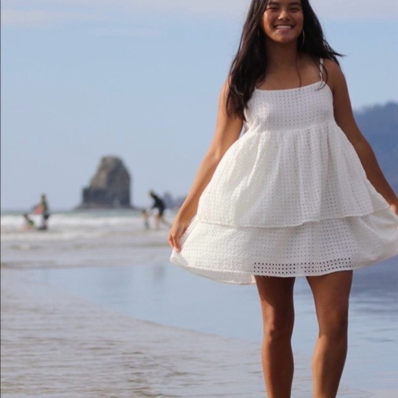 UO Katrina Eyelet Lace Tiered Babydoll Ruffle Mini Dress Size 0 White‎ Sundress - Picture 4 of 13